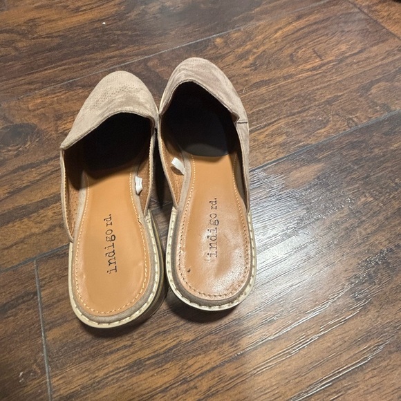 Indigo Road slip ons Suede size 5.5 M. Small spot on hill. See pics - Picture 4 of 7
